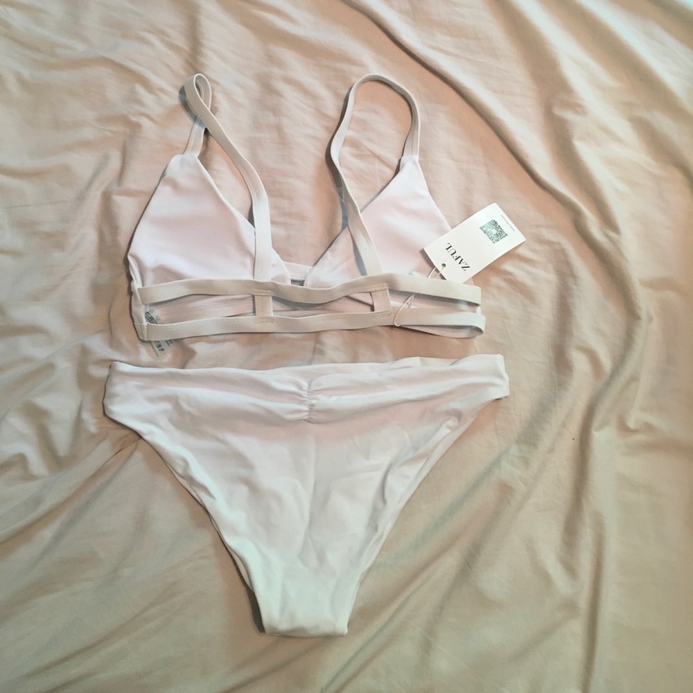 Bikini - Picture 3 of 3